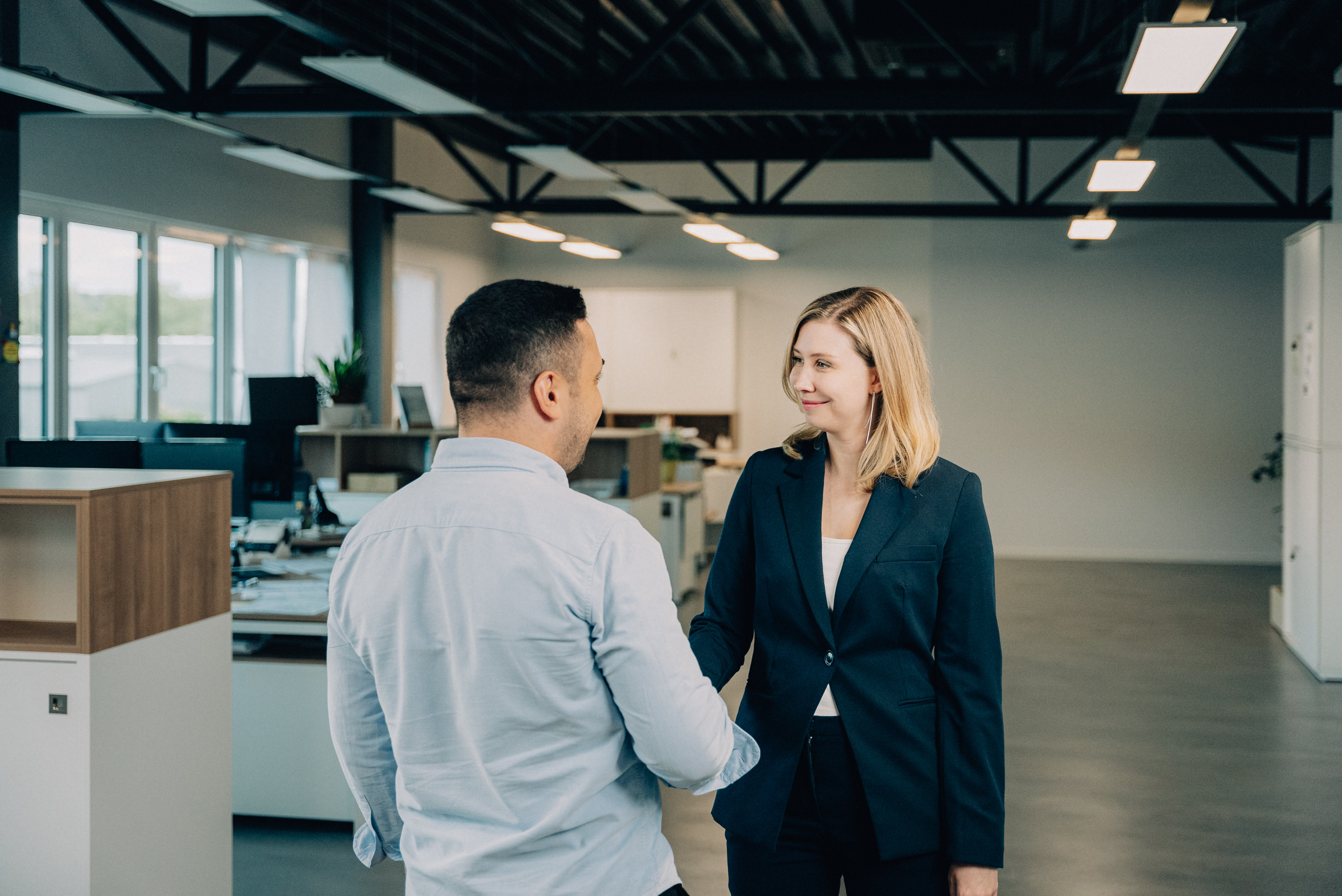 Handschlag zwischen Beraterin und Mandant – symbolisiert persönlichen Kontakt und vertrauensvolle Zusammenarbeit